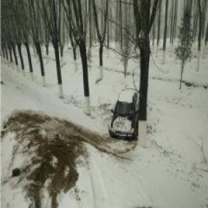 冰雪无情警察大爱：河北永清警方保市民安全