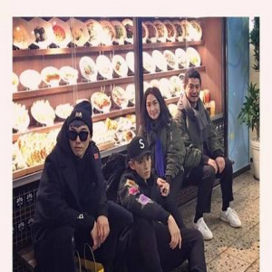 柯震东罕见晒全家福，一家四口都是高颜值！(图)