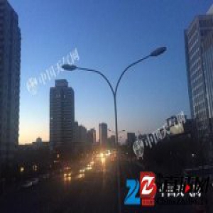 北京蓝天再现春意浓 明天气温回暖达12℃