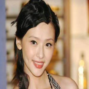 萧淑慎素颜与男友抽烟 无惧旁人眼光