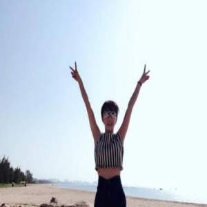 阔太李念穿肚脐装放飞自我 大长腿实力抢镜