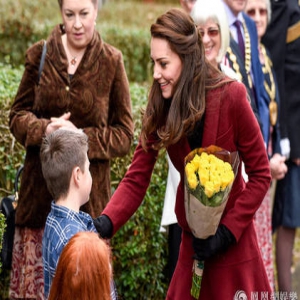 凯特王妃探访儿童福利院 超受小朋友们欢迎