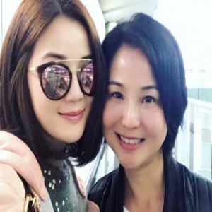 母女似姐妹！阿Sa同妈妈出游 两人的颜值爆表