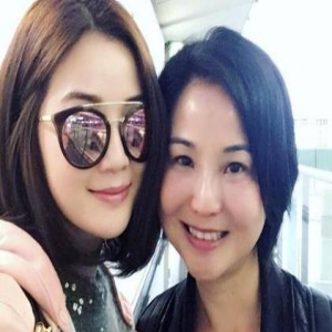 阿Sa晒母女合影 妈妈年轻气质佳