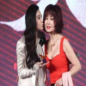 范冰冰化身小粉丝献吻潘迎紫 忘年闺蜜超有爱