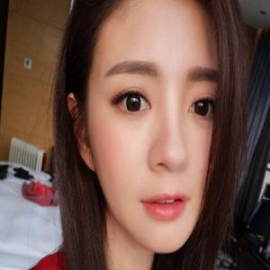 尴尬！安以轩晒美照，却被网友发现少了鼻孔(图)