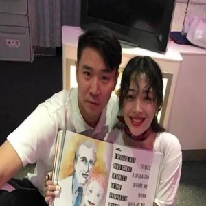 创作型雪莉上线！大半夜发艺术照，但黑眼圈亮了