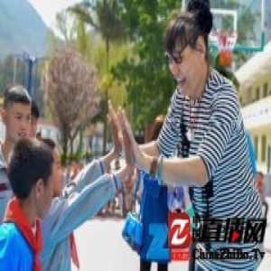 “科比中国基金”爱心篮球场落成 郑海霞辅导山区娃