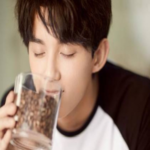 吴磊晒闭眼闻咖啡照 诗兴大发变段子手