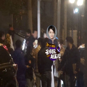 老司机！靳东一言不合就倒车 马伊琍抱个小熊还挺萌