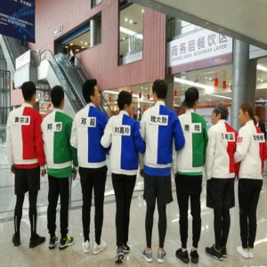 刘嘉玲录制《奔跑吧》 与跑男家族合影紧贴邓超(图)