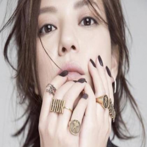 赵薇深夜发鸡汤：要记得黑暗中默默抱紧你的人