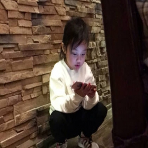 贾乃亮示爱女儿甜馨：习惯了你不停地欺负我