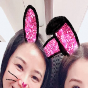 蔡卓妍晒与妈妈搞怪自拍 两人合影似姐妹