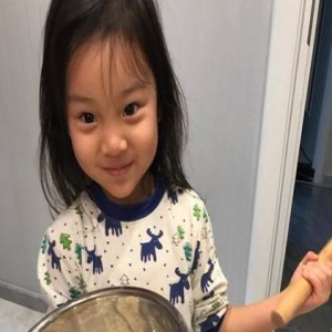 贴心小棉袄！贾乃亮将出门 甜馨早起为爸爸包饺子