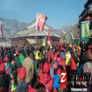 呼和浩特万人徒步行走大青山古驼道