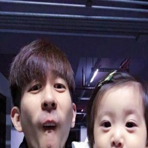 咘咘“怪表情”跟谁学的？贾静雯翻故事书找到答案