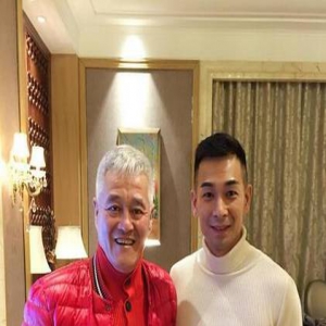 赵文卓晒与赵本山合影 网友：要加入乡村爱情了？