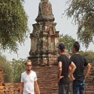 小李子现身泰国！一身休闲装扮 肚腩明显