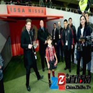 刘烨全家亮相法甲尼斯主场 爱子诺一担任球童