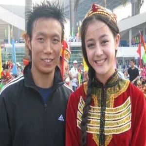 迪丽热巴10年前演出照曝光 穿新疆服饰引围观