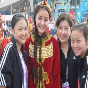 迪丽热巴十年前旧照曝光 穿民族服饰笑容青涩(图)