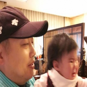 王楠女儿开心被王宝强抱，却在刘国梁手里…