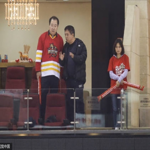 英达“涉嫌洗钱被捕”后穿球服现身 心情未受影响(图)