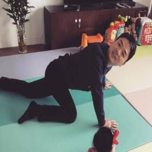 刘强东带女儿时竟是这样的！趴在地上还扭来扭去(图)
