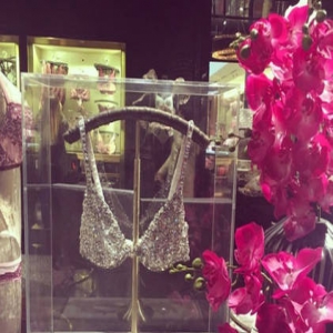 郭富城女友方媛逛天价内衣店 贵妇气质足