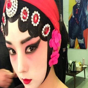 美花旦！何姐戏装上镜丹凤眼美如仙(图)