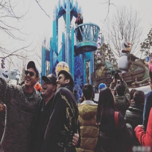 “大表哥”和艾玛为新片同游上海 一路自拍无人围观