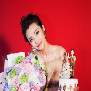 李冰冰庆生蛋糕太有料 层层都是“大奖”啊