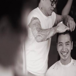 “二月二”何晟铭晒理发照 四爷这是要剃光头？