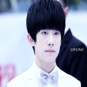 易烊千玺粉丝破2000万 自编现代舞送福利