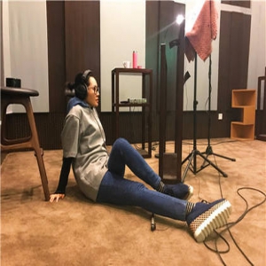 许晴为武打戏配音毫无形象直接躺地 网友：接地气