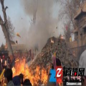 河南淮阳古庙会引八方香客 现场香灰堆如山