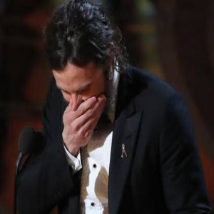 卡西荣获奥斯卡最佳男主 情绪激动泪洒奖台