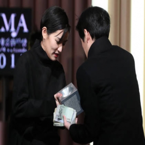 韩女歌手颁奖礼当众卖奖杯 只因没奖金可拿