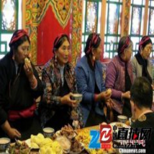 四川甘孜藏区民众欢欢喜喜过藏历新年