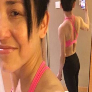 港女星自拍半露事业线 52岁还有惊人翘臀