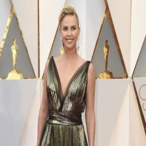 查理兹·塞隆的新衣服！伊朗台播出奥斯卡大幅打码