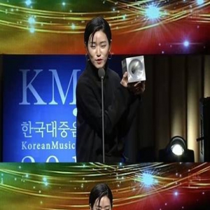 韩女歌手月收入不足三千，颁奖典礼现场拍卖奖杯