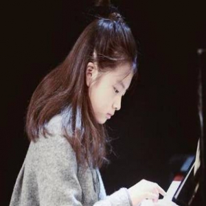 黄磊女儿多多上台表演钢琴 神情专注侧颜美如画