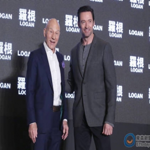 被粉丝直播的自拍杆打到头 76岁的“X教授”愤怒离场(图)