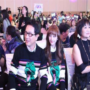 郑爽“放飞自我”遭非议 爸爸反而赞她“打不垮”