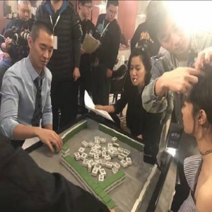 黄立行组局打麻将 徐静蕾跷二郎腿叼烟好霸气(图)