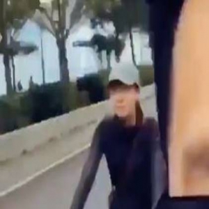 甄子丹与老婆郊外骑车 边骑边自拍恩爱无限