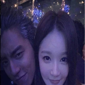 韩女星姜敏京自曝成王大陆粉丝 贴面合影展笑颜