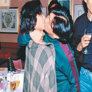 吴婉芳与亡夫旧照曝光 当众拥吻超深情(图)